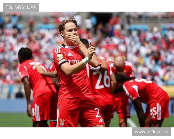 鲁梅尼格：拜仁难以像切尔西那样进行大手笔引援 巴黎是成功建队的典范 - 副本